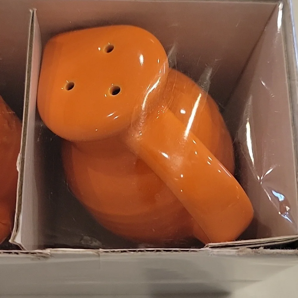 Le Creuset Tangerine Orange Salt And Pepper Shakers New